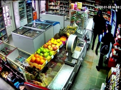 Ограбление магазина в Краснодаре попало на видео 