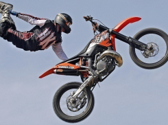 Спортсмены на мотоциклах перепрыгнут через фонтан перед ЗСК в Краснодаре