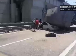 В придавленном грузовиком авто никто не погиб: полиция прокомментировала блокировавшее въезд в Краснодар ДТП