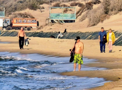 Лето еще не кончилось: в конце ноября люди купаются на пляжах Кубани 