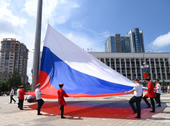 Звучал гимн, «Русский мир» и развевался триколор: День России отметили на Главной городской площади Краснодара 