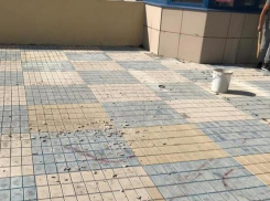 Владелец пентхауса в Новороссийске пугает соседей падающими стройматериалами 