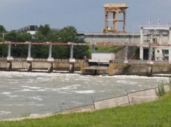  Главный инженер краснодарского водохранилища прокомментировал видео с переливающейся через дамбу водой 