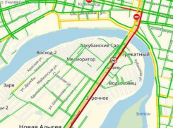 Краснодарцы традиционно провели утро в пробках на мостах