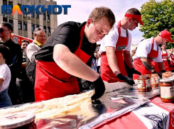 В Краснодаре завернули 21-метровую шаурму 