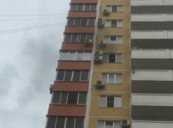 В Краснодаре в многоэтажке вспыхнул пожар