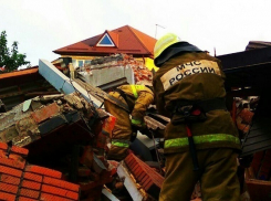 Более 70 человек разбирают завалы при обрушении дома в Краснодаре