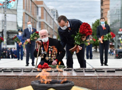  Глава Кубани и мэр Краснодара возложили цветы к мемориалу «Вечный огонь» 