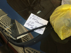 Безграмотный дворник в Сочи обложил машину мусором и проколол колесо из-за неправильной парковки