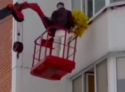 Краснодарцы пожалели парня с букетом мимозы на автовышке