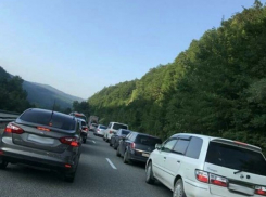  В сторону моря возле Джубги «встала» огромная пробка 