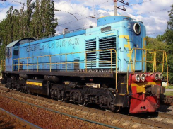 Маневренный локомотив не справился с маневрами и сошел с рельсов