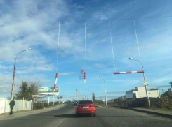 «Даже на день не хватило»: новые ограничители для большегрузов на Яблоновском мосту уже сломали