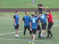 В Краснодаре футболист во время матча избил судью