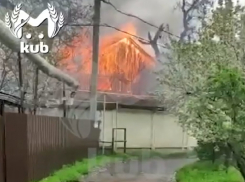 Огонь охватил здание бывшего призывного пункта Октябрьского районного военкомата Краснодара