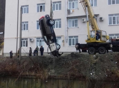 На юге Кубани в реку упала иномарка