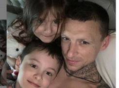 Алана Мамаева опубликовала трогательную фотографию супруга с детьми 