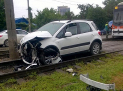 Из-за аварии в Краснодаре встали трамваи, а на остановках выросли огромные очереди