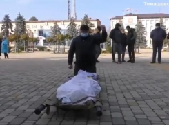 Мэрия вместо морга: кто и зачем привёз тело женщины к мэру Тимашевска