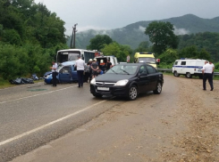 В Туапсинском районе в столкновении с автобусом погибли женщина и ребенок