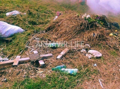 На армавирском кладбище недобросовестные люди свалили мусор на соседние могилы 