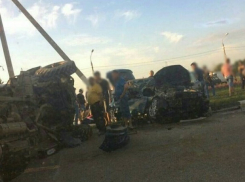 В Краснодарском крае столкнулись Opel и грузовой ГАЗон, погиб 25-летний, трое госпитализированы