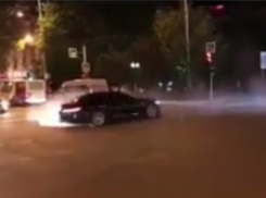  Лихач на BMW устроил опасный дрифт в центре Краснодара 