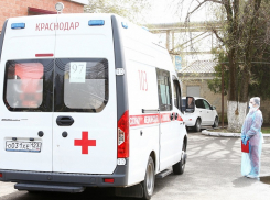 В результате авиаудара по грузовым суднам в Азовском море пострадал 22-летний моряк