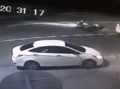 В Сочи водитель сбил девушку на мотоцикле и поехал дальше