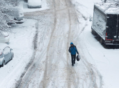 Краснодарцы зарабатывают на очистке дворов и домов от снега