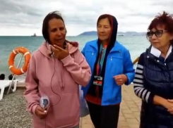 Измазанные мазутом: спортсмены после заплыва в Черном море наглотались нефти