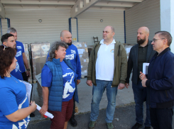 ЕР снабжает продовольствием и техникой ПВР Курской области