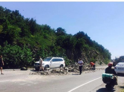 На трассе между Геленджиком и Новороссийском перевернулся грузовик с бетонными блоками