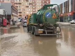 «Тонет вся улица»: краснодарцев возмутила работа водооткачивающей техники