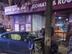 В ночном ДТП в Краснодаре пострадали два человека: видео