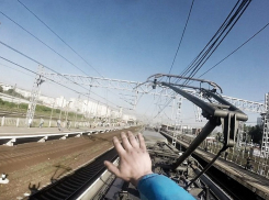 В Кропоткине школьник получил мощный удар током при попытке сделать селфи на крыше вагона