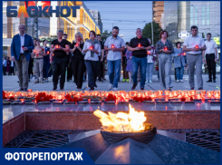 Краснодарцы на рассвете возложили цветы и свечи к Вечному огню