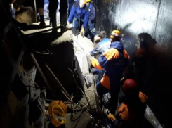 В Сочи бетонная плита упала на ногу рабочему стройки 