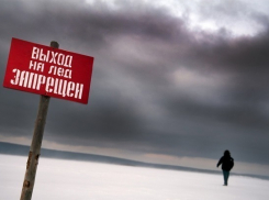 Пьяные женщины и мужчина провалились под лед в Ленинградском районе 