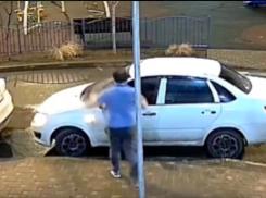 В Краснодаре мужчина напал на машины