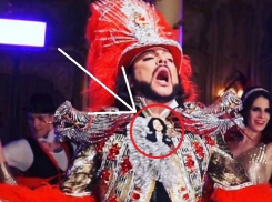 «Очумелые ручки»: Филипп Киркоров украсил новогодний костюм брошью краснодарской мастерицы