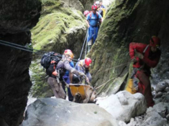 Спасатели показали на видео, как эвакуировали тело дайвера в Сочи
