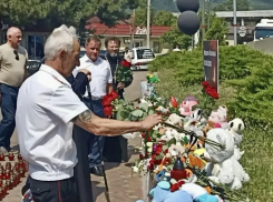 Память жертв атаки БПЛА почтили у стихийного мемориала в Архипо-Осиповке