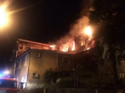  В Сочи пожар с двухэтажного дома перекинулся на соседнее здание 