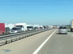  На Восточном обходе на въезде в Краснодар встала огромная пробка 