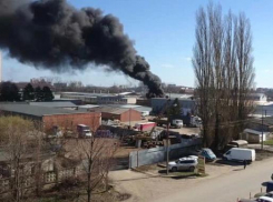 Крупный пожар произошел на складе в Краснодаре 