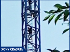 В Краснодаре дети лазают по высотным кранам: видео