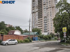 Грабитель напал на краснодарку в подъезде и отобрал телефон за 80 тысяч