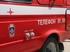 В Сочи в пожаре сгорели три автомобиля и строительные вагончики 