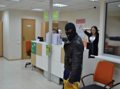 В Краснодаре мужчина с пистолетом и электрошокером пытался ограбить банк